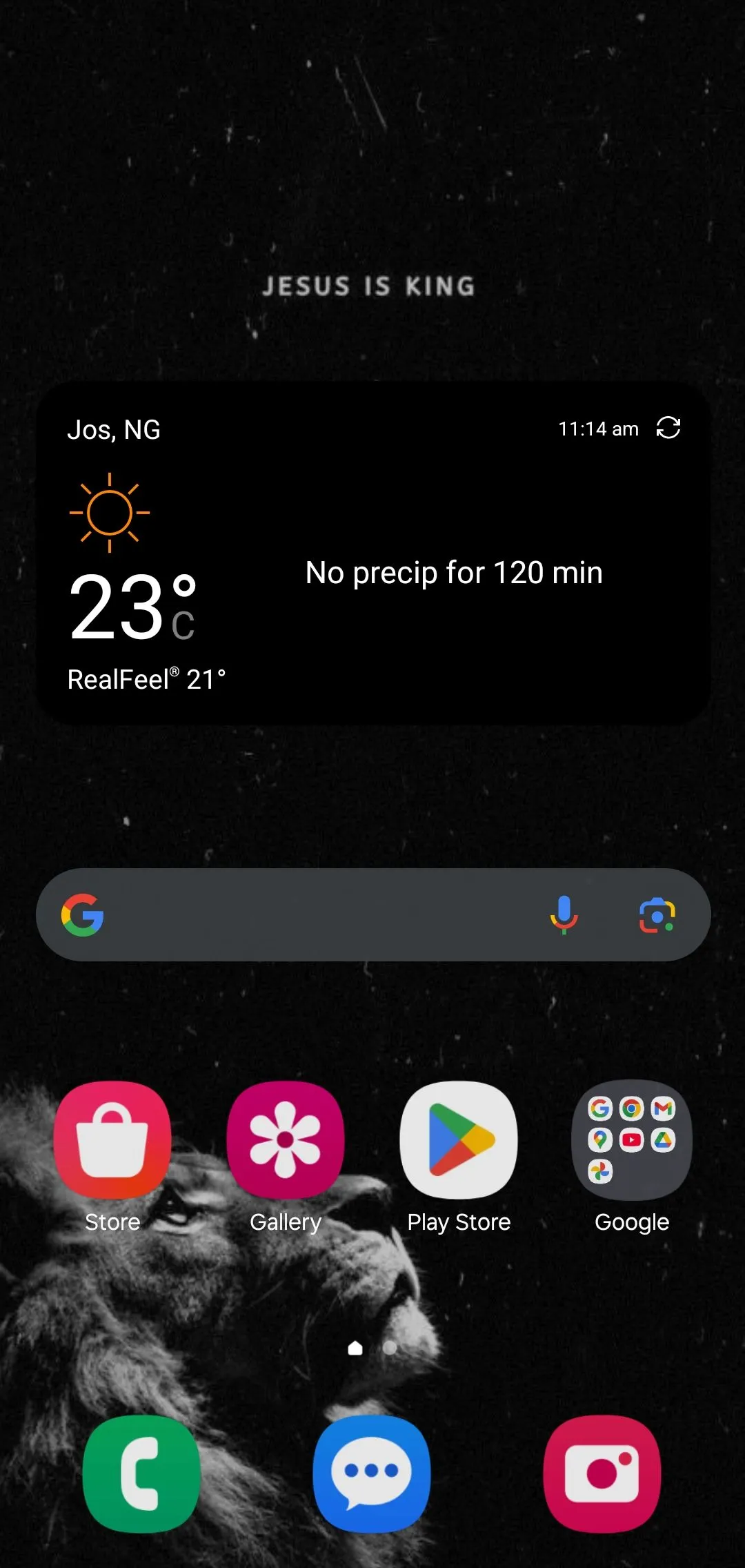 Widget AccuWeather được đặt trên màn hình chính của điện thoại Android, hiển thị thông tin thời tiết nhanh chóng.