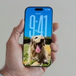 Widget màn hình khóa iOS 26 với đồng hồ lớn và các tùy chọn sắp xếp vị trí mới