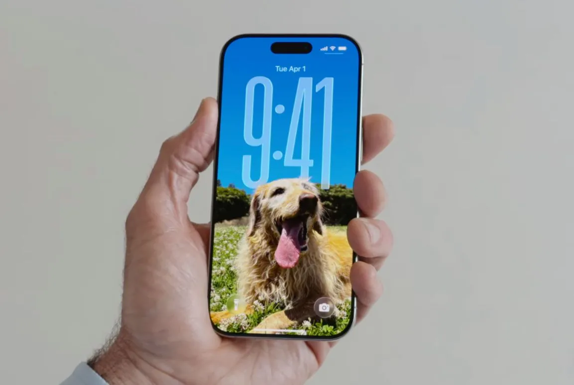 Widget màn hình khóa iOS 26 với đồng hồ lớn và các tùy chọn sắp xếp vị trí mới