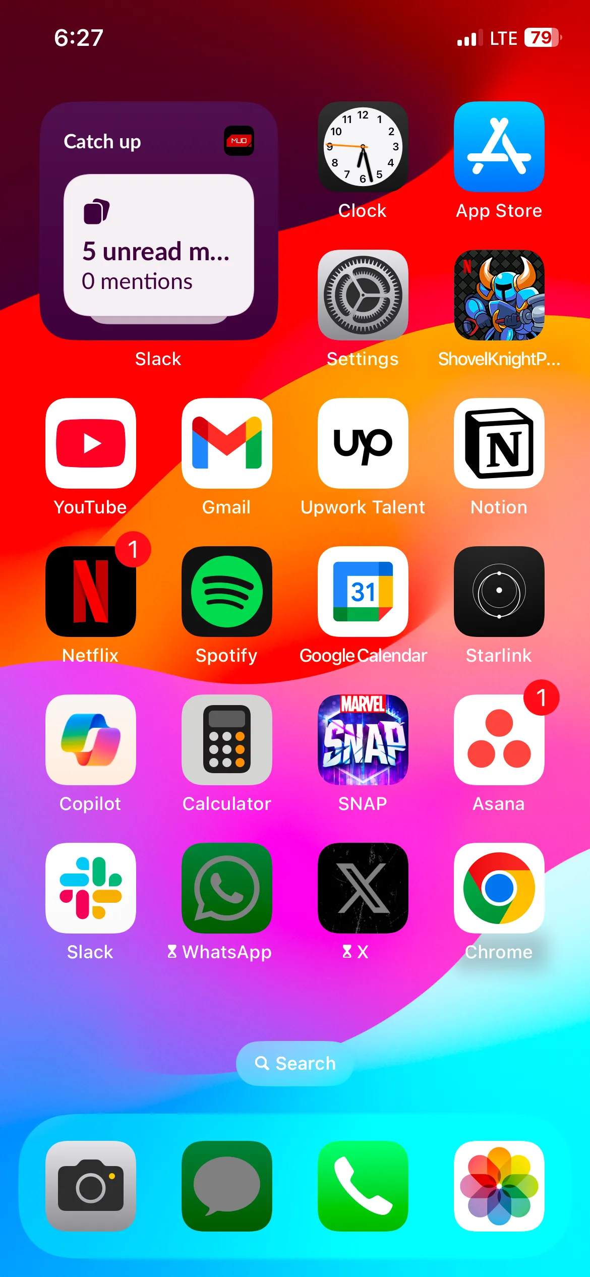 Widget Slack trên iPhone hiển thị số lượng tin nhắn chưa đọc và các đề cập quan trọng từ không gian làm việc của bạn.