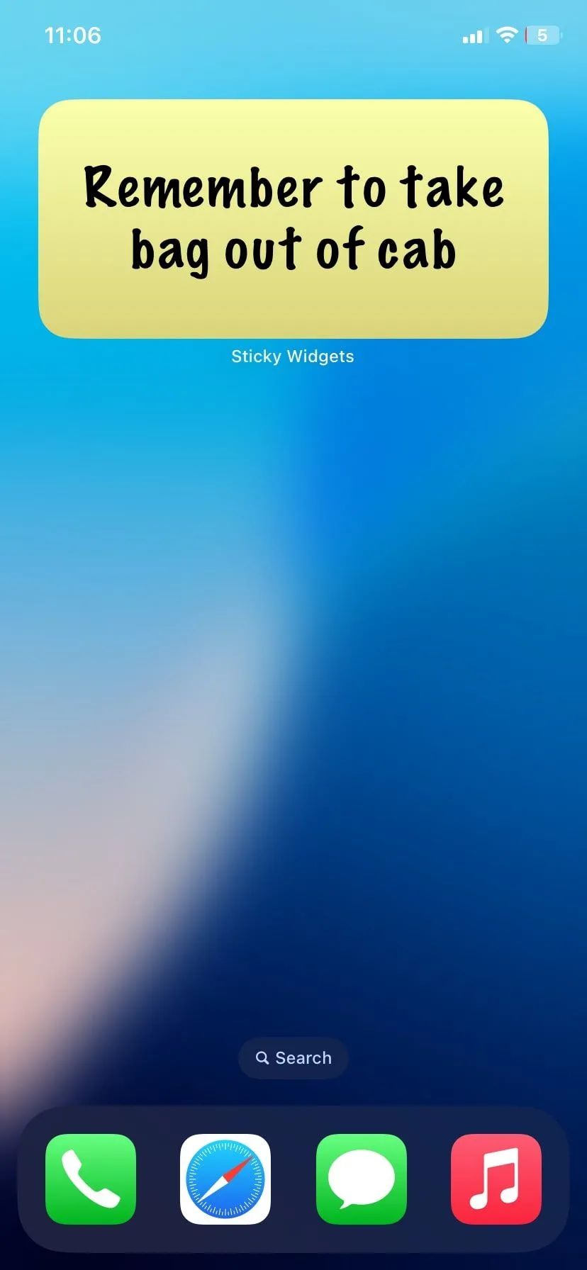 Widget Sticky Widgets hiển thị một ghi chú đơn giản trên màn hình chính iPhone