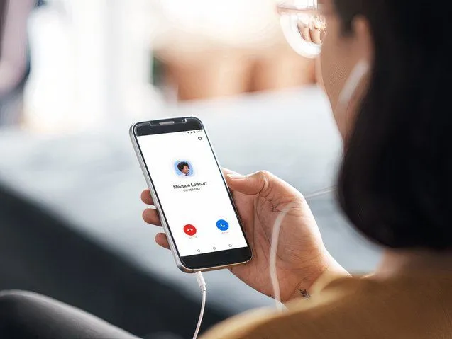 Zoom Phone đang được sử dụng trên điện thoại di động, nhấn mạnh khả năng liên lạc khi di chuyển